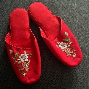Chinese floral embroidered red slippers size 9 nwot